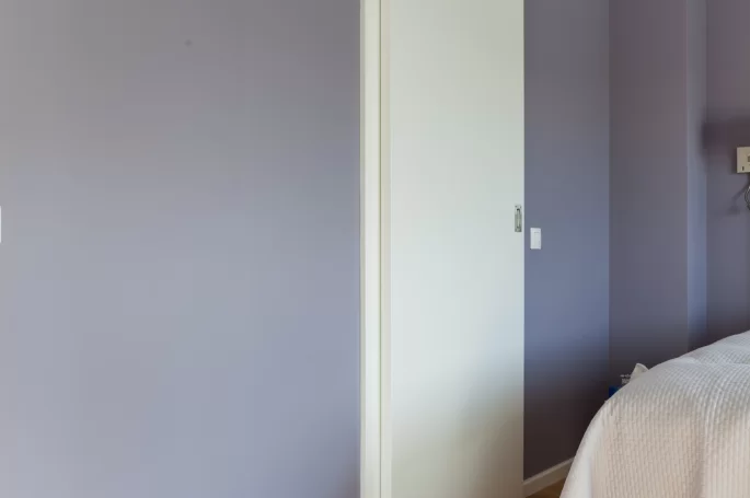 DRZWI TAFLA W SYSTEMIE NAŚCIENNYM - BIAŁY RAL 9003 - OŚCIEŻNICA TUNEL - OPASKI 80MM