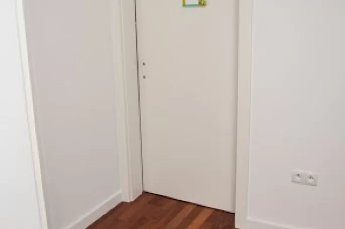 DRZWI TAFLA T1 - OŚCIEŻNICA STANDARD 80MM - KOLOR BIAŁY RAL 9010 - ZAWIASY CHOWANE