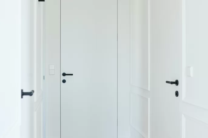 Drzwi JAGRAS z kolekcji SIMPLE w RAL 9003 wysokości 240 cm