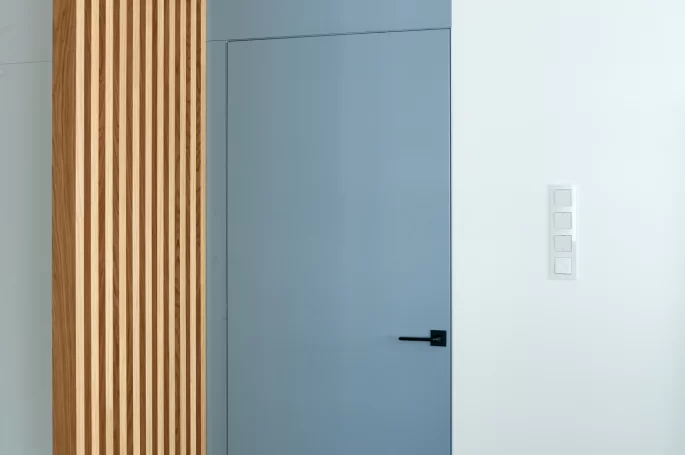 Drzwi JAGRAS w ukrytej ościeżnicy z kolekcji SKRIVEN w zabudowie meblowej