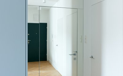 Drzwi JAGRAS z kolekcji SIMPLE w zabudowie lustrzanej