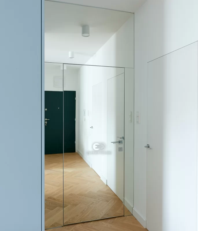 Drzwi JAGRAS z kolekcji SIMPLE w zabudowie lustrzanej