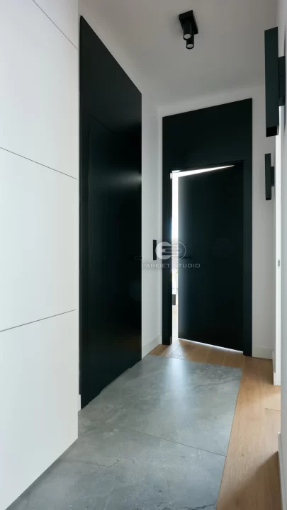 Drzwi JAGRAS Z podwyższonym panelem oraz drzwi ukryte Skriven