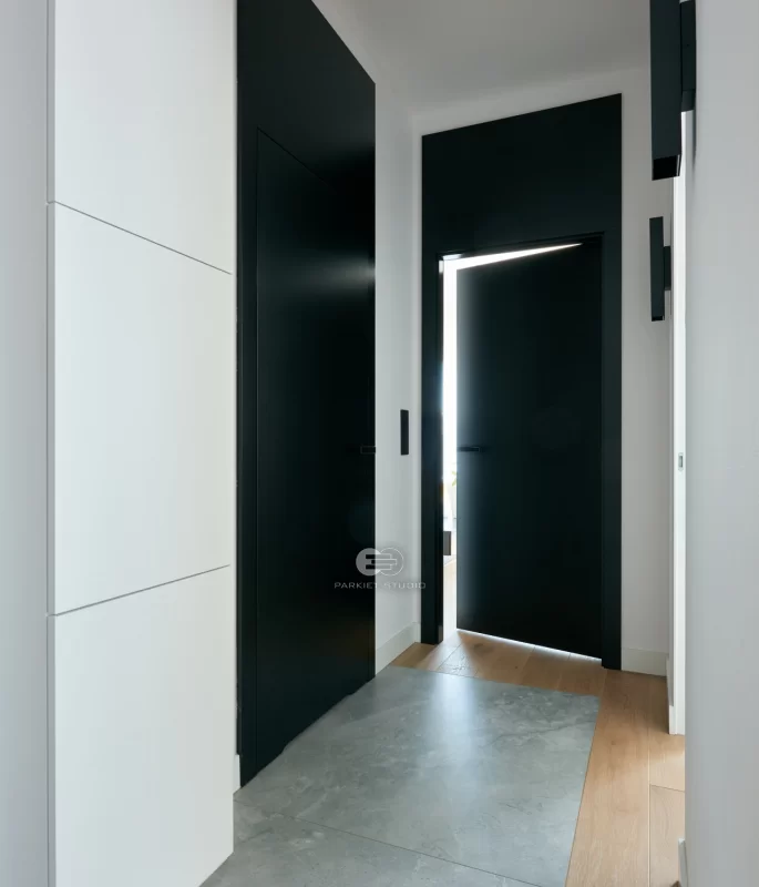 Drzwi JAGRAS Z podwyższonym panelem oraz drzwi ukryte Skriven