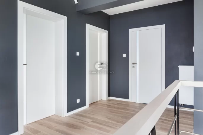 DRZWI VERTICAL V4 - SZYBA MLECZNA BEZPIECZNA - OŚCIEŻNICA STANDARD 80MM - KOLOR BIAŁY RAL 9003 - ZAWIASY CHOWANE