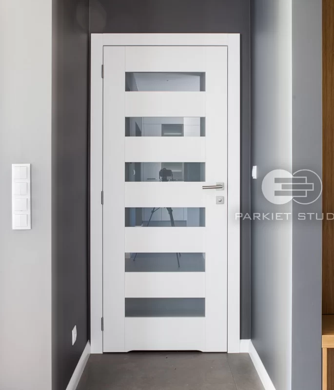 DRZWI KOMFORT K1 Z PODCIĘCIEM WENTYLACYJNYM-SZKŁO MLECZNE BEZPIECZNE-KOLOR BIAŁY RAL 9003-OŚCIEŻNICA STANDARD 80MM-ZAWIASY WIDOCZNE INOX