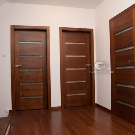 DRZWI GAMMA G1 - OŚCIEŻNICA STANDARD 80MM - FORNIR DĄB DOBARWIANY - SZYBA MLECZNA BEZPIECZNA - ZAWIASY CHOWANE