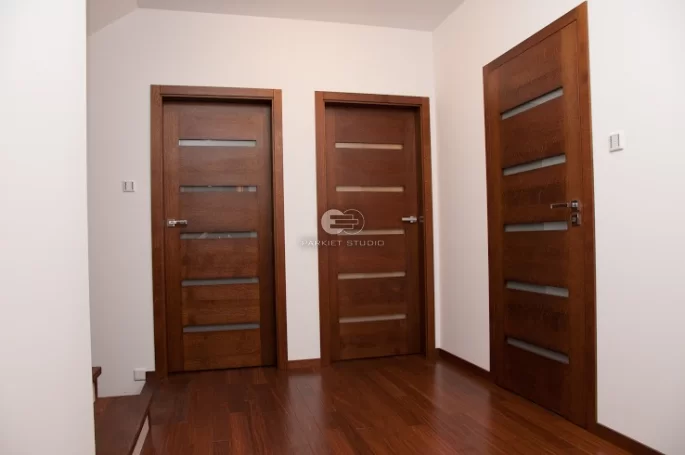 DRZWI GAMMA G1 - OŚCIEŻNICA STANDARD 80MM - FORNIR DĄB DOBARWIANY - SZYBA MLECZNA BEZPIECZNA - ZAWIASY CHOWANE