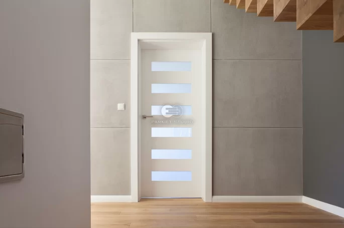 DRZWI KOMFORT K1-SZKŁO MLECZNE BEZPIECZNE-KOLOR BIAŁY RAL 9003-OŚCIEŻNICA STANDARD 80MM-ZAWIASY WIDOCZNE INOX